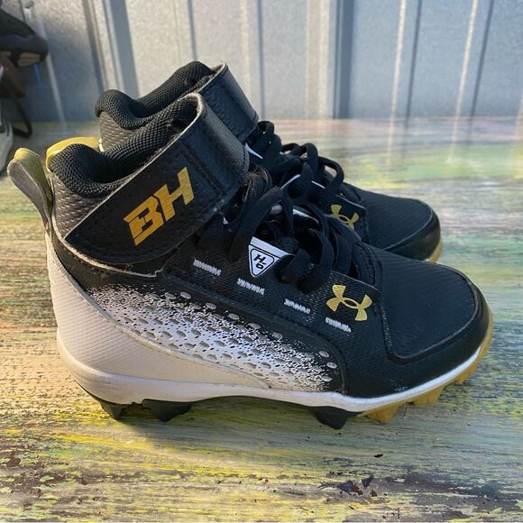 Under Armour Black and Gold Cleats with Sporty Design - Picture 5 of 8